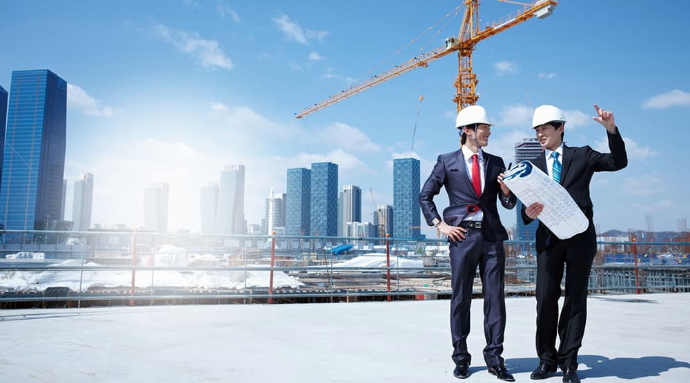 Kỹ sư trao đổi bản vẽ tại công trường